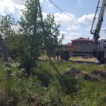 Работа бетононасоса при укладке бетона в плиту фундамента дома из газобетона