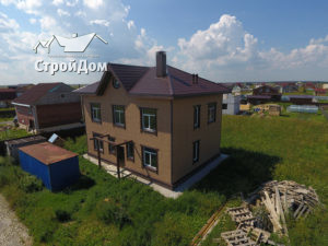 Строительство загородного дома, коттедж из газобетона с отделкой фасадов сайдингом Docke Berg
