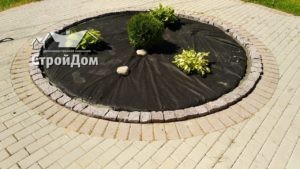 Бордюр клумбы из гранитной брусчатки