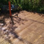 Строительство фундамента загородного дома, песчаная подготовка, укладка геосетки